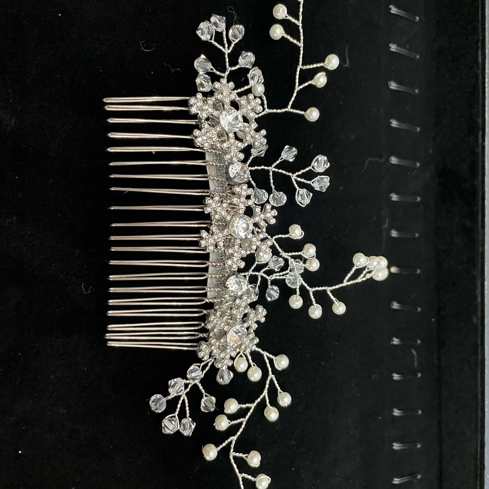Never worn snowflake rhinestone and pearl bridal hair comb